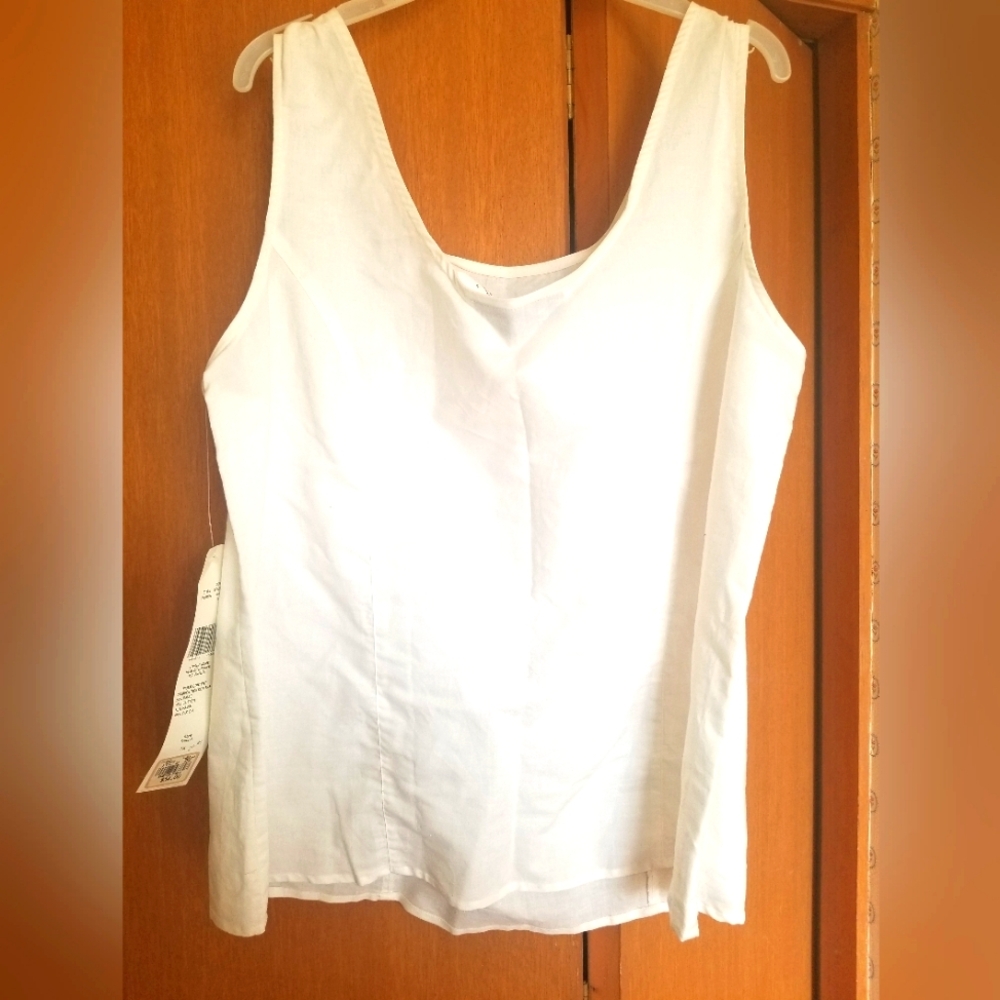 Sleeveless sea breeze cool white cotton top with scoop neck and floral applique